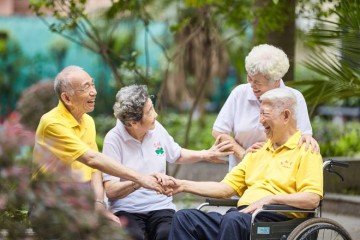 马慧娟代表：普及“人工智能＋养老服务”